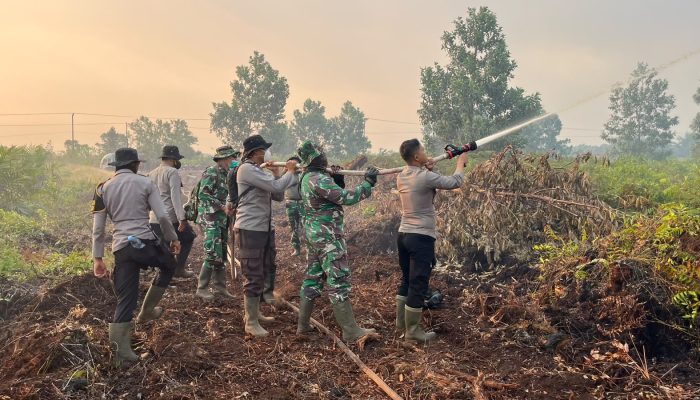 Tim Damkarhutla Polres Ketapang Gerak Cepat Padamkan Karhutla 