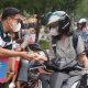Ditengah Kepungan Kabut Asap, Imigrasi Pontianak Bagikan 1.700 Masker