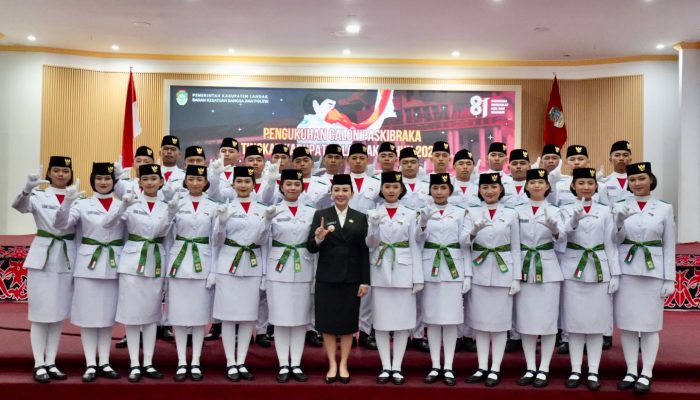 Pimpin Pengukuhan Paskibraka Landak 2026, Karolin : Semoga Sehat dan Sukses Bertugas
