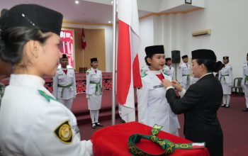 Momen Khidmat Pengukuhan Paskibraka Kabupaten Landak, Karolin Pastikan Kesiapan Anggota