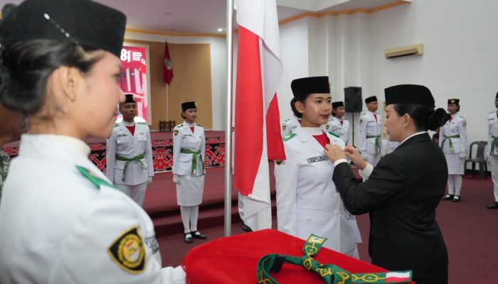 Momen Khidmat Pengukuhan Paskibraka Kabupaten Landak, Karolin Pastikan Kesiapan Anggota