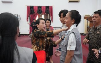 Tutup KKM FISIP Untan di Landak, Karolin Dorong Mahasiswa Bawa Aksi Nyata