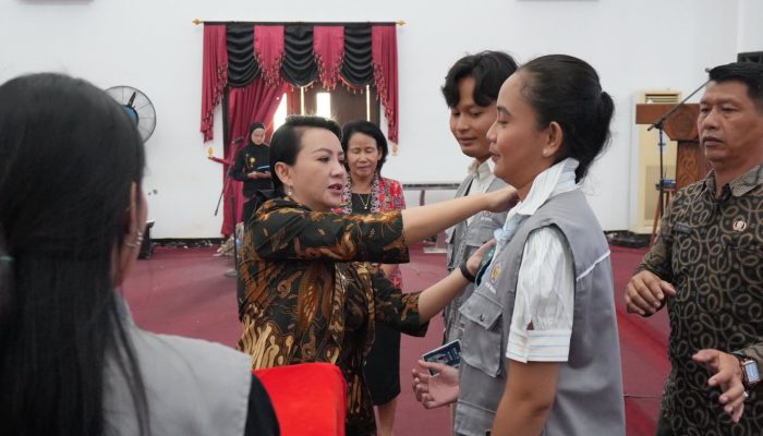 Tutup KKM FISIP Untan di Landak, Karolin Dorong Mahasiswa Bawa Aksi Nyata
