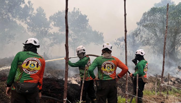 Ditsamapta Polda Kalbar Padamkan Karhutla di Simpang Kanan