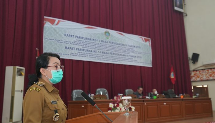 Bupati Landak Sampaikan Perubahan APBD 2026 dan Arah Baru Perseroda Landak Barajaki  Channeltujuh.com, NGABANG – Bupati Landak Karolin Margret Natasa menegaskan bahwa perubahan bentuk hukum Badan Usaha Milik Daerah (BUMD) PT Landak Barajaki menjadi Perseroan Daerah (Perseroda) bukanlah sebuah pembentukan perusahaan baru dari nol.  Hal tersebut disampaikan Karolin dalam Rapat Paripurna ke-13 dan 14 Masa Persidangan III Tahun 2026 di Ruang Rapat Utama Kantor Dewan Perwakilan Rakyat Daerah (DPRD) Kabupaten Landak, di Ngabang, Provinsi Kalimantan Barat, Senin 31 Agustus 2026.  Rapat tersebut beragendakan jawaban Bupati atas pandangan umum fraksi-fraksi terkait Rancangan Peraturan Daerah (Raperda) Perseroda Landak Barajaki, sekaligus penyampaian Nota Pengantar Raperda tentang Perubahan Anggaran Pendapatan Belanja Daerah (APBD) Kabupaten Landak tahun anggaran 2026.  “Perubahan ini mencakup keberlanjutan kekayaan, usaha, perizinan, hak dan kewajiban, perikatan, serta pegawai sesuai dengan peraturan perundang-undangan,” jelas Karolin.  Menjawab kekhawatiran sejumlah fraksi, Karolin secara khusus menyoroti aturan main mengenai penyertaan modal untuk BUMD tersebut, terutama menyangkut catatan Laporan Hasil Pemeriksaan (LHP) Badan Pemeriksa Keuangan Republik Indonesia (BPK RI) atas kinerja Landak Barajaki di masa lalu.   “Penyertaan modal baru tidak boleh sekadar menutup kelemahan operasional tanpa rencana penyehatan. Penambahan modal harus didasarkan pada evaluasi kondisi perusahaan, tindak lanjut pemeriksaan BPK, kajian kelayakan, dan kemampuan keuangan daerah,” tegas Karolin.  Adapun dalam Raperda tersebut, modal dasar Perseroda Landak Barajaki ditetapkan sebesar Rp 20 miliar. Komposisinya mencakup 99 persen milik Pemkab Landak (Rp 19,8 miliar) dan 1 persen milik Koperasi Konsumen Landak Bersatu (Rp 200 juta). Sementara modal disetor ditetapkan sebesar Rp 12 miliar yang dipenuhi secara bertahap.  Karolin juga menuntut agar perusahaan daerah tersebut kelak mampu mengelola bisnis yang strategis tanpa terus-menerus membebani kas daerah.   “Pemerintah daerah berpendapat bahwa Perseroda tidak boleh menjadi perusahaan yang bergantung terus-menerus pada APBD. Perusahaan harus mampu mengembangkan usaha dan memperkuat sumber pendapatan secara mandiri,” ungkapnya.  Selain membahas BUMD, Karolin turut memaparkan draf Perubahan APBD Kabupaten Landak 2026. Pendapatan daerah pada perubahan APBD diproyeksikan mencapai Rp 1,21 triliun, sementara belanja daerah disesuaikan menjadi Rp 1,26 triliun.