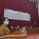 Bupati Landak Sampaikan Perubahan APBD 2026 dan Arah Baru Perseroda Landak Barajaki  Channeltujuh.com, NGABANG – Bupati Landak Karolin Margret Natasa menegaskan bahwa perubahan bentuk hukum Badan Usaha Milik Daerah (BUMD) PT Landak Barajaki menjadi Perseroan Daerah (Perseroda) bukanlah sebuah pembentukan perusahaan baru dari nol.  Hal tersebut disampaikan Karolin dalam Rapat Paripurna ke-13 dan 14 Masa Persidangan III Tahun 2026 di Ruang Rapat Utama Kantor Dewan Perwakilan Rakyat Daerah (DPRD) Kabupaten Landak, di Ngabang, Provinsi Kalimantan Barat, Senin 31 Agustus 2026.  Rapat tersebut beragendakan jawaban Bupati atas pandangan umum fraksi-fraksi terkait Rancangan Peraturan Daerah (Raperda) Perseroda Landak Barajaki, sekaligus penyampaian Nota Pengantar Raperda tentang Perubahan Anggaran Pendapatan Belanja Daerah (APBD) Kabupaten Landak tahun anggaran 2026.  “Perubahan ini mencakup keberlanjutan kekayaan, usaha, perizinan, hak dan kewajiban, perikatan, serta pegawai sesuai dengan peraturan perundang-undangan,” jelas Karolin.  Menjawab kekhawatiran sejumlah fraksi, Karolin secara khusus menyoroti aturan main mengenai penyertaan modal untuk BUMD tersebut, terutama menyangkut catatan Laporan Hasil Pemeriksaan (LHP) Badan Pemeriksa Keuangan Republik Indonesia (BPK RI) atas kinerja Landak Barajaki di masa lalu.   “Penyertaan modal baru tidak boleh sekadar menutup kelemahan operasional tanpa rencana penyehatan. Penambahan modal harus didasarkan pada evaluasi kondisi perusahaan, tindak lanjut pemeriksaan BPK, kajian kelayakan, dan kemampuan keuangan daerah,” tegas Karolin.  Adapun dalam Raperda tersebut, modal dasar Perseroda Landak Barajaki ditetapkan sebesar Rp 20 miliar. Komposisinya mencakup 99 persen milik Pemkab Landak (Rp 19,8 miliar) dan 1 persen milik Koperasi Konsumen Landak Bersatu (Rp 200 juta). Sementara modal disetor ditetapkan sebesar Rp 12 miliar yang dipenuhi secara bertahap.  Karolin juga menuntut agar perusahaan daerah tersebut kelak mampu mengelola bisnis yang strategis tanpa terus-menerus membebani kas daerah.   “Pemerintah daerah berpendapat bahwa Perseroda tidak boleh menjadi perusahaan yang bergantung terus-menerus pada APBD. Perusahaan harus mampu mengembangkan usaha dan memperkuat sumber pendapatan secara mandiri,” ungkapnya.  Selain membahas BUMD, Karolin turut memaparkan draf Perubahan APBD Kabupaten Landak 2026. Pendapatan daerah pada perubahan APBD diproyeksikan mencapai Rp 1,21 triliun, sementara belanja daerah disesuaikan menjadi Rp 1,26 triliun.