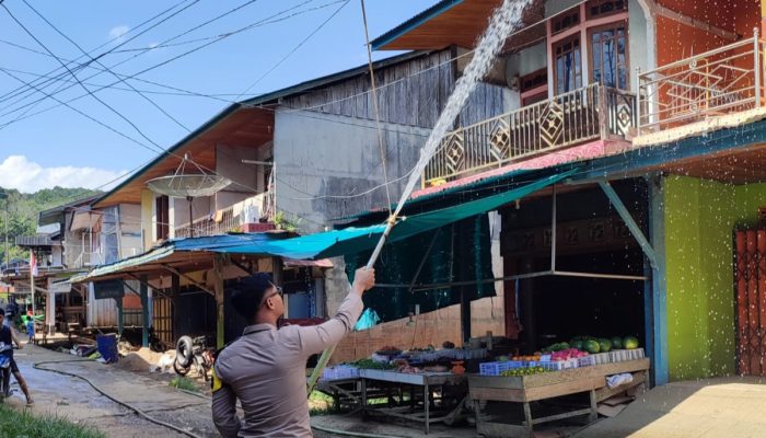 Sinergitas Polsek Sokan Bersama Pemdes Muara Tanjung Siram Bersih Atap 