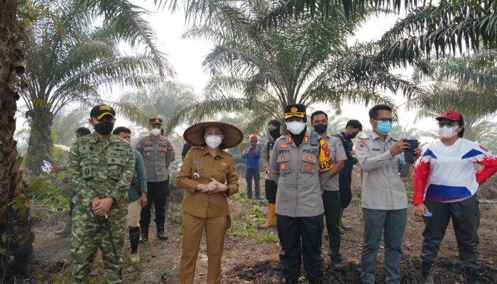 Karhutla Mendekati Perkampungan Sidas, Karolin Bagikan Masker