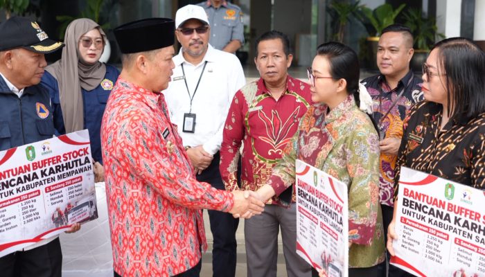 Terima Bantuan dari Gubernur Kalbar, Karolin: Ini Sangat Krusial bagi Warga Landak yang Terdampak Kabut Asap