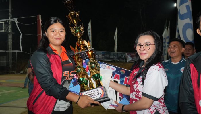 Tutup Turnamen Voli, Karolin Berharap Mamuraja Cup Jadi Wadah Pembinaan Atlet Landak
