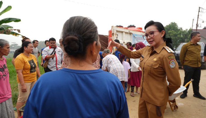 Bupati Landak Pimpin Langsung Distribusi Air Gratis Untuk Warga 