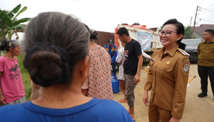 Karolin Turun Langsung Bagikan Air Bersih dan Ungkap Solusi Atasi Kekeringan
