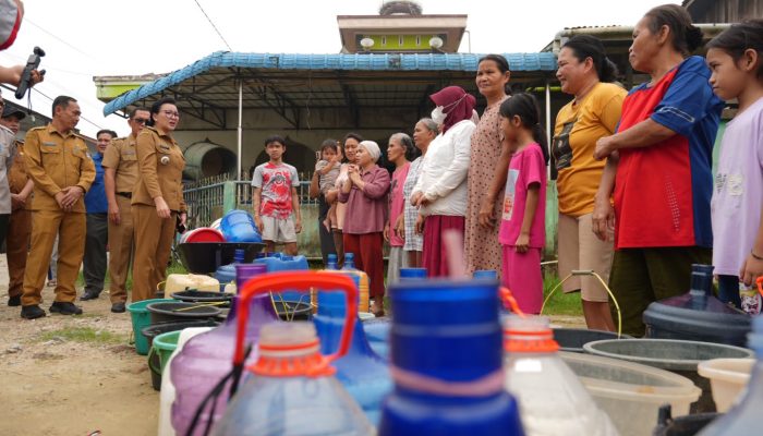 Sumur Warga Kering, Karolin Antar Langsung Air Bersih dan Siapkan Pompa Cadangan