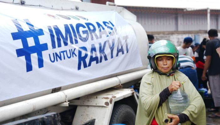 Saat Asap Menyesakkan dan Air Mengering, Imigrasi Pontianak Hadir untuk Warga