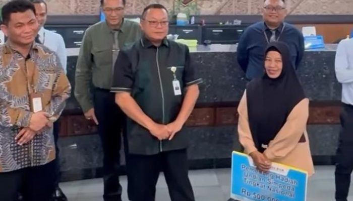 Dirut Bank Kalbar Serahkan Hadiah 500 Juta ke Pemenang Undian Simpeda Tingkat Nasional
