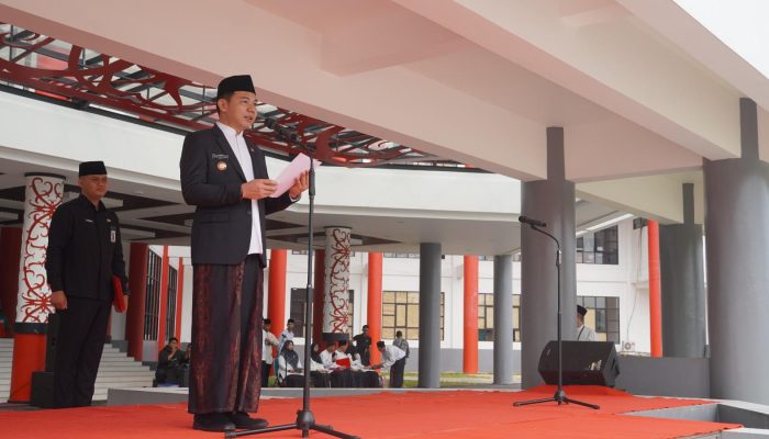 Bupati Kapuas Hulu Pimpin Upacara Hari Santri 2026 di Putussibau 