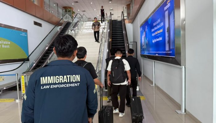 Cari Cuan di Kalbar Gunakan VOA, 2 WNA Tiongkok Dideportasi 